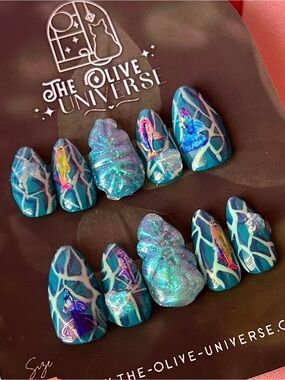 The Olive Universe Blue Underwater Press-On Nail Set